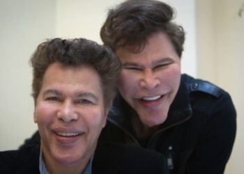 Είναι αλήθεια – Νεκρός γνωστός παρουσιαστής έξι ημέρες μετά τον θάνατο του αδερφού του