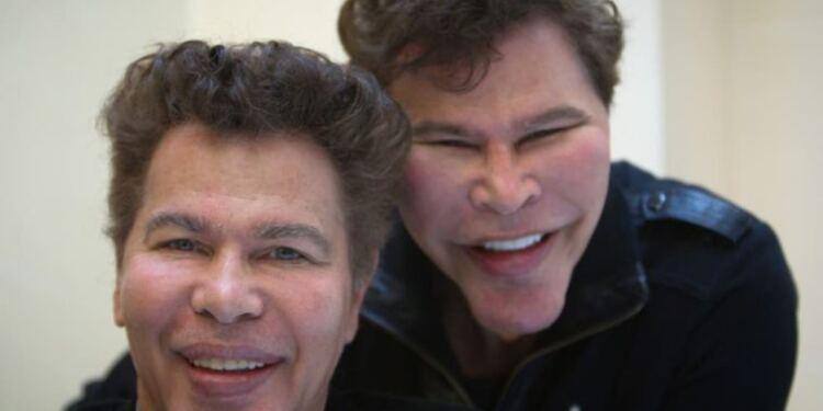 Είναι αλήθεια – Νεκρός γνωστός παρουσιαστής έξι ημέρες μετά τον θάνατο του αδερφού του