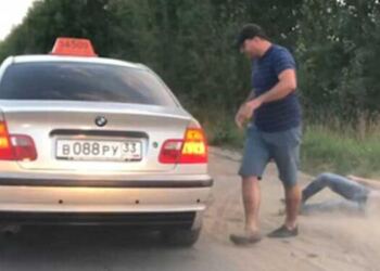 Οδηγός ταξί πετάει έξω πελάτη επειδή