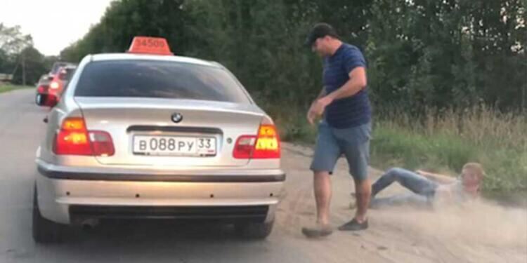 Οδηγός ταξί πετάει έξω πελάτη επειδή