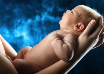 Έπαθε σοκ όταν το αντίκρυσε! Γυναίκα βλέπει το μωρό μετά τον τοκετό και δεν πιστεύει στα μάτια της (video)