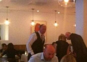 Μια πλούσια γυναίκα προσπαθεί να προσβάλει μια κωφή σερβιτόρα. Ωσπου έγινε αυτό..