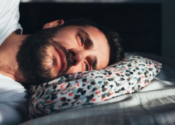 Μάλωνε Καθημερινά με τη Γυναίκα του και με Πολύ Άσχημο Τρόπο. Μία μέρα Ξάπλωσε Δίπλα της και της είπε.