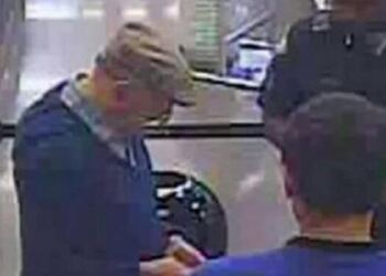 Η αστυνομία βρήκε έναν ηλικιωμένο σε ένα κατάστημα. Αυτό που έκανε θα σας συγκινήσει