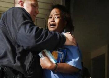 Ένας αστυνομικός συνέλαβε μια γυναίκα που έκλεψε. Κι αντί να την πάει στο τμήμα έκανε κάτι πολύ καλύτερο…