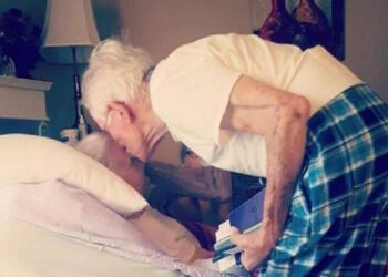 Αυτή η γιαγιά μόλις πέθανε, ο παππούς της ψιθύρισε κάτι στο αφτί. Ένα χρόνο μετά συμβαίνει μια ανατριχιαστική σύμπτωση