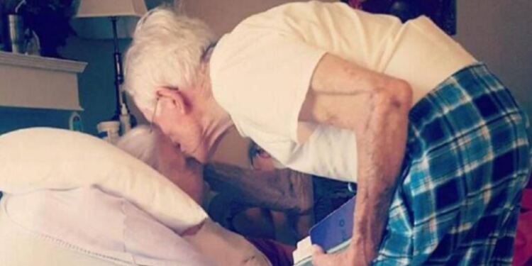 Αυτή η γιαγιά μόλις πέθανε, ο παππούς της ψιθύρισε κάτι στο αφτί. Ένα χρόνο μετά συμβαίνει μια ανατριχιαστική σύμπτωση