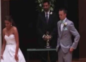 Η νύφη απομακρύνθηκε από τον γαμπρό και εκείνος πάγωσε – Μόλις είδε το χέρι της κατάλαβε ότι…
