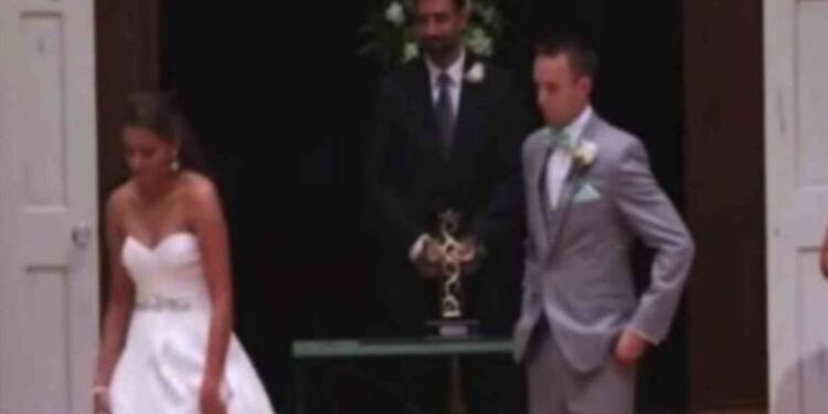 Η νύφη απομακρύνθηκε από τον γαμπρό και εκείνος πάγωσε – Μόλις είδε το χέρι της κατάλαβε ότι…