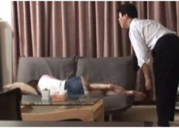 Την έβγαλε ο Πατέρας της για Ποτό και την γύρισε Λιώμα. Όταν το πρωί κατάλαβε ΤΙ πραγματικά της είχε κάνει Ξέσπασε σε Δάκρυα.