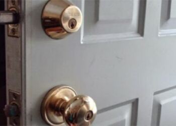 Τους άνοιξε την πόρτα το παιδί τους που είχε “σκοτωθεί” σε τροχαίο