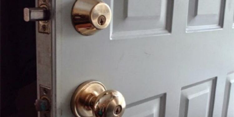 Τους άνοιξε την πόρτα το παιδί τους που είχε “σκοτωθεί” σε τροχαίο