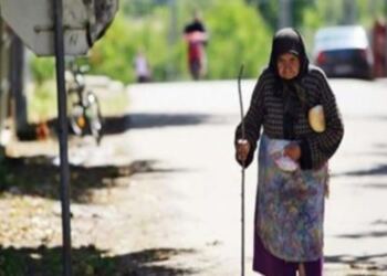 Μια γιαγιά μπήκε ξυπόλητη στο λεωφορείο και βρήκε βοήθεια από αυτόν που κανείς δεν περίμενε