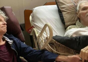 83χρονη γιαγιά κρατά το χέρι του ετοιμοθάνατου άντρα της – Κάνεις δεν περίμενε πως λίγες ημέρες μετά…