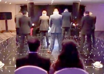 Τα 7 Αδέρφια της Νύφης γύρισαν Πλάτη στους Καλεσμένους την ώρα της Δεξίωσης. Κανείς δεν είχε Ιδέα για ΑΥΤΟ που θα Ακολουθούσε!