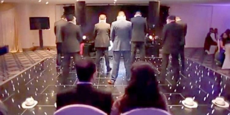 Τα 7 Αδέρφια της Νύφης γύρισαν Πλάτη στους Καλεσμένους την ώρα της Δεξίωσης. Κανείς δεν είχε Ιδέα για ΑΥΤΟ που θα Ακολουθούσε!