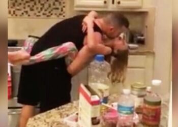 Η Μαμά Νομίζει ότι ο Μπαμπάς και η Κόρη Ετοιμάζουν Πρωινό. Όταν Βλέπει Αυτό, Μένει Άναυδη