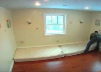 Πήρε Δύο Στρώματα Και Τα «Κόλλησε» Στον Τοίχο.  ΤΟ ΑΠΟΤΕΛΕΣΜΑ ΘΑ ΣΑΣ ΞΕΤΡΕΛΑΝΕΙ