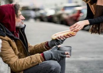 Μια φοιτήτρια αγόρασε πρωινό σε έναν άστεγο. Φεύγοντας, ο άστεγος της έδωσε ένα χαρτί με ένα θλιβερό μυστικό…