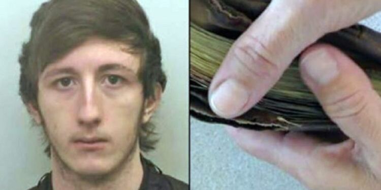 Κλέφτης κοιτάζει το πορτοφόλι που μόλις έκλεψε. Αυτό που είδε μέσα, τον έκανε να πάει και να παραδοθεί στην αστυνομία!