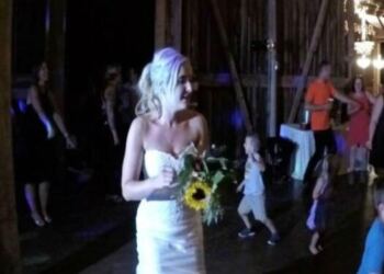 Η νύφη πέταξε στις ανύπαντρες την ανθοδέσμη – Η κατάληξη όμως έκανε τους πάντες να “παγώσουν”