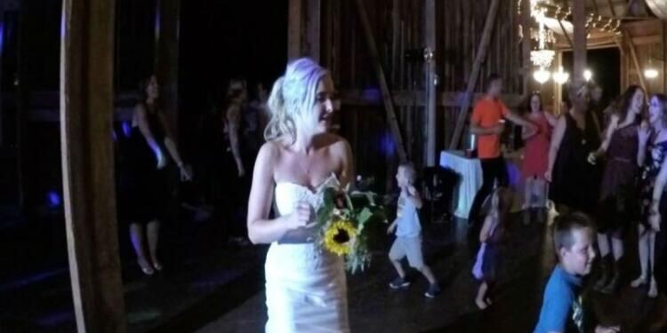 Η νύφη πέταξε στις ανύπαντρες την ανθοδέσμη – Η κατάληξη όμως έκανε τους πάντες να “παγώσουν”