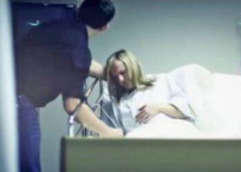 Η μαμά «πεθαίνει» στη διάρκεια της εγκυμοσύνης, τότε ο μπαμπάς της ψιθυρίζει δυο λόγια στο αυτί και μετά γίνεται το θαύμα.