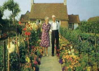 Αυτή η γιαγιά και ο παππούς βγάζουν την ίδια φωτογραφία κάθε χρόνο… Η τελευταία όμως ραγίζει καρδιές!