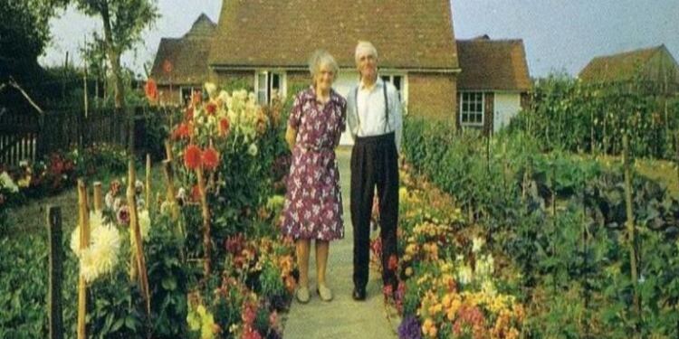 Αυτή η γιαγιά και ο παππούς βγάζουν την ίδια φωτογραφία κάθε χρόνο… Η τελευταία όμως ραγίζει καρδιές!