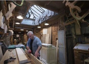 Δυο μαλωμένα αδέρφια πλήρωσαν ξυλουργό για να φτιάξει φράχτη ανάμεσα στα σπίτια τους. Εκείνος έκανε κάτι καλύτερο