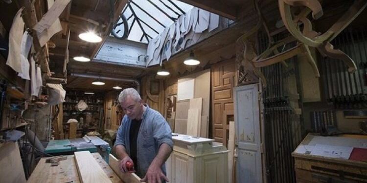 Δυο μαλωμένα αδέρφια πλήρωσαν ξυλουργό για να φτιάξει φράχτη ανάμεσα στα σπίτια τους. Εκείνος έκανε κάτι καλύτερο