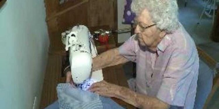 Αυτή η γιαγιά μέχρι τα 101 της έραβε κάθε μέρα κι ένα φόρεμα – Άν μάθετε το λόγο θα δακρύσετε