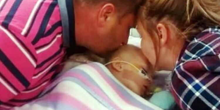 Απίστευτο! Μαμά και μπαμπάς αποχαιρετούσαν για πάντα την κόρη τους -Μετά απο 30 λεπτά όμως