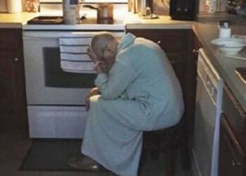 Γύρισε σπίτι και βρήκε την πεθερά του να κλαίει με λυγμούς στην κουζίνα! Μόλις κατάλαβε τι είχε συμβεί, του κόπηκε το αίμα!