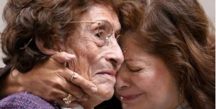 “Βρισκόμουν στο αεροδρόμιο. Τις είδα που είχαν αγκαλιαστεί σφιχτά και η μάνα της ψιθύριζε”