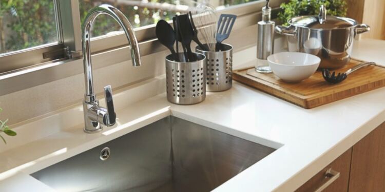 Τι να ρίξετε στο νεροχύτη για να σταματήσει να μυρίζει άσχημα;