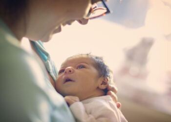 Έγινε 1η φορά μαμά στα 49: «η μητρότητα ήρθε σαν θαύμα μετά από πολλές αποβολές»