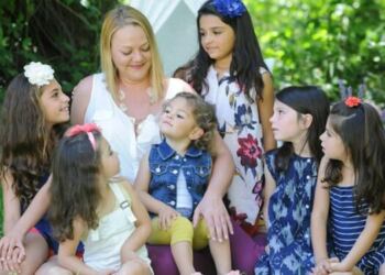 Ανύπαντρη γυναίκα υιοθέτησε 6 ορφανές αδερφούλες για να μην χωριστούν ποτέ η μία από την άλλη