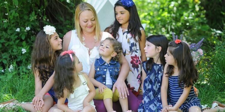 Ανύπαντρη γυναίκα υιοθέτησε 6 ορφανές αδερφούλες για να μην χωριστούν ποτέ η μία από την άλλη