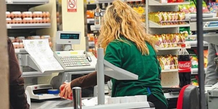 Βόλος: Άρχισε να βγάζει πράγματα στο ταμείο του σούπερ μάρκετ επειδή δεν έφταναν τα χρήματα – Viral η συνέχεια