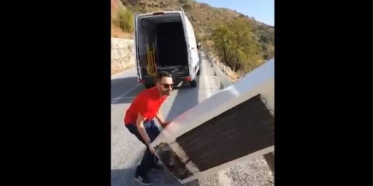 Πέταξε ένα ψυγείο στο γκρεμό κι η αστυνομία τον ανάγκασε να το ανεβάσει πάλι πίσω