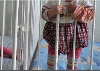 Ρώτησε γιατί κανένα από τα 100 μωρά στο ορφανοτροφείο δεν κλαίει. Η απάντηση θα τη στοιχειώνει για πάντα.