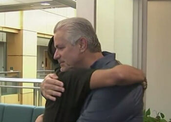 Η μαμά του τον πέταξε σε ένα σκουπιδοτενεκέ όταν ήταν μωρό. Σήμερα συναντά τον άνθρωπο που τον έσωσε