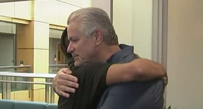 Η μαμά του τον πέταξε σε ένα σκουπιδοτενεκέ όταν ήταν μωρό. Σήμερα συναντά τον άνθρωπο που τον έσωσε