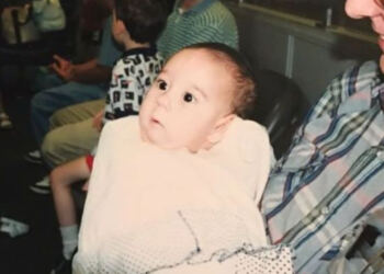 Το Άφησαν Έξω από το Νοσοκομείο και Έφυγαν Τρέχοντας. Όταν οι Νοσοκόμες Κοίταξαν Κάτω από την Κουβέρτα, Δάκρυσαν…