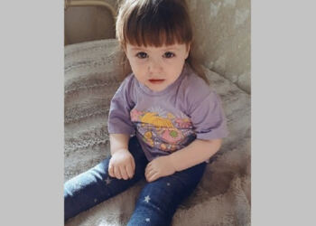 Η Ιστορία της 3χρονης που πέθανε από το κρύο στον παγωμένο διάδρομο του σπιτιού του