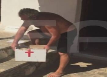 Χανιά: Ψάρεψε στη θάλασσα αυτό το κουτί που έκρυβε σημείωμα και μια ξεχωριστή ιστορία που έχει σχέση με τον Αρχάγγελο – Δείτε το βίντεο!