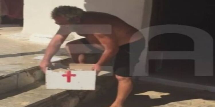 Χανιά: Ψάρεψε στη θάλασσα αυτό το κουτί που έκρυβε σημείωμα και μια ξεχωριστή ιστορία που έχει σχέση με τον Αρχάγγελο – Δείτε το βίντεο!