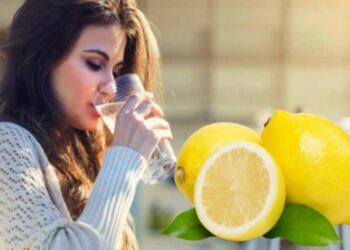 Προσοχή το το συνηθισμένο λάθος που κάνουμε όλοι όταν πίνουμε νερό με λεμόνι κάθε μέρα