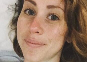 Μία 25χρονη που νίκησε τον καρκίνο του δέρματος λέει ποια προϊοντα δεν θα χρησιμοποιήσει ξανά